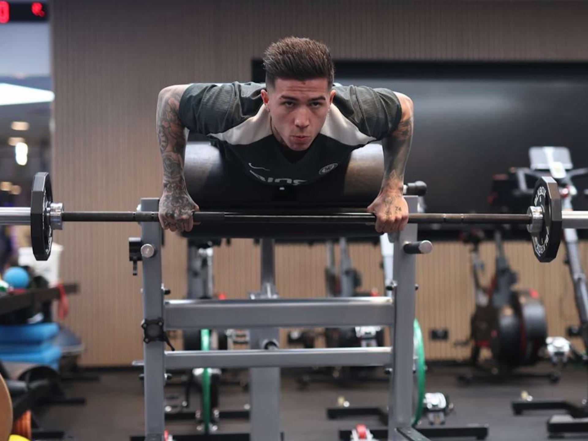 今晚西汉姆备战NBA季后赛库里在切尔西比赛中大比分领先，今夜深圳男篮调整名单以备欧超杯直接炸裂